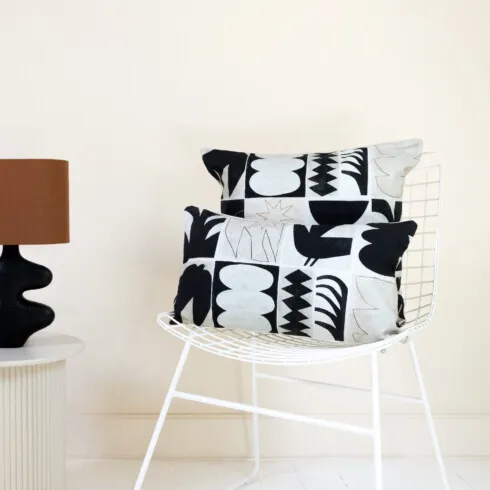 Coussin decoratif motif abstrait noir