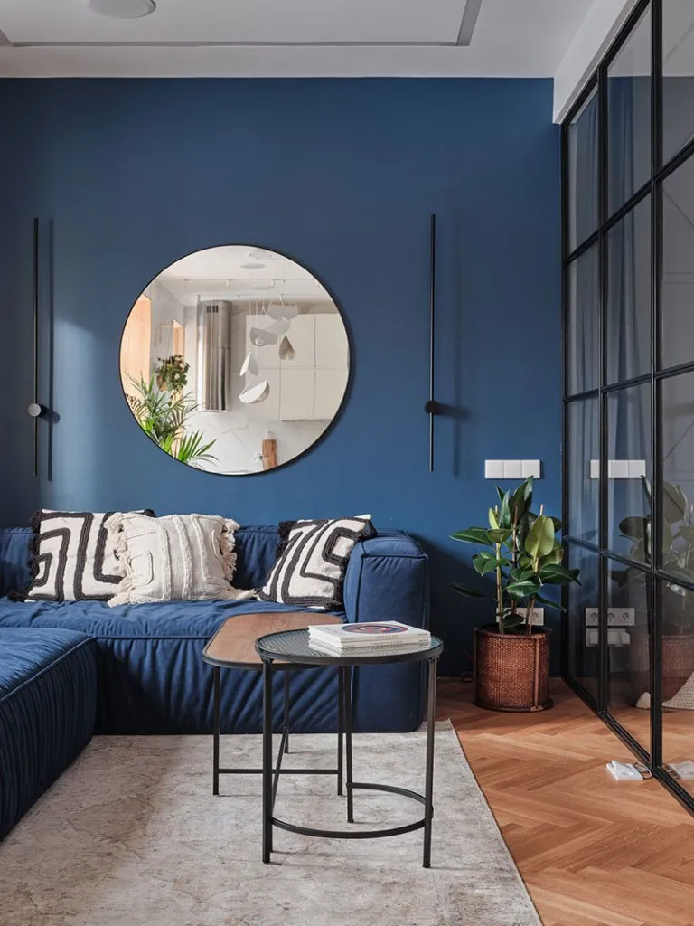 Quel tapis choisir avec un canapé bleu
