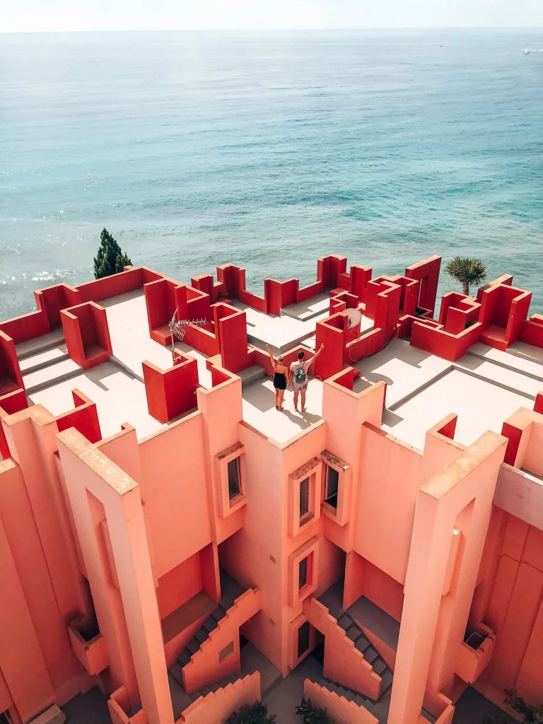 Lincroyable Muralla Roja de Ricardo Bofill a Calp en Espagne
